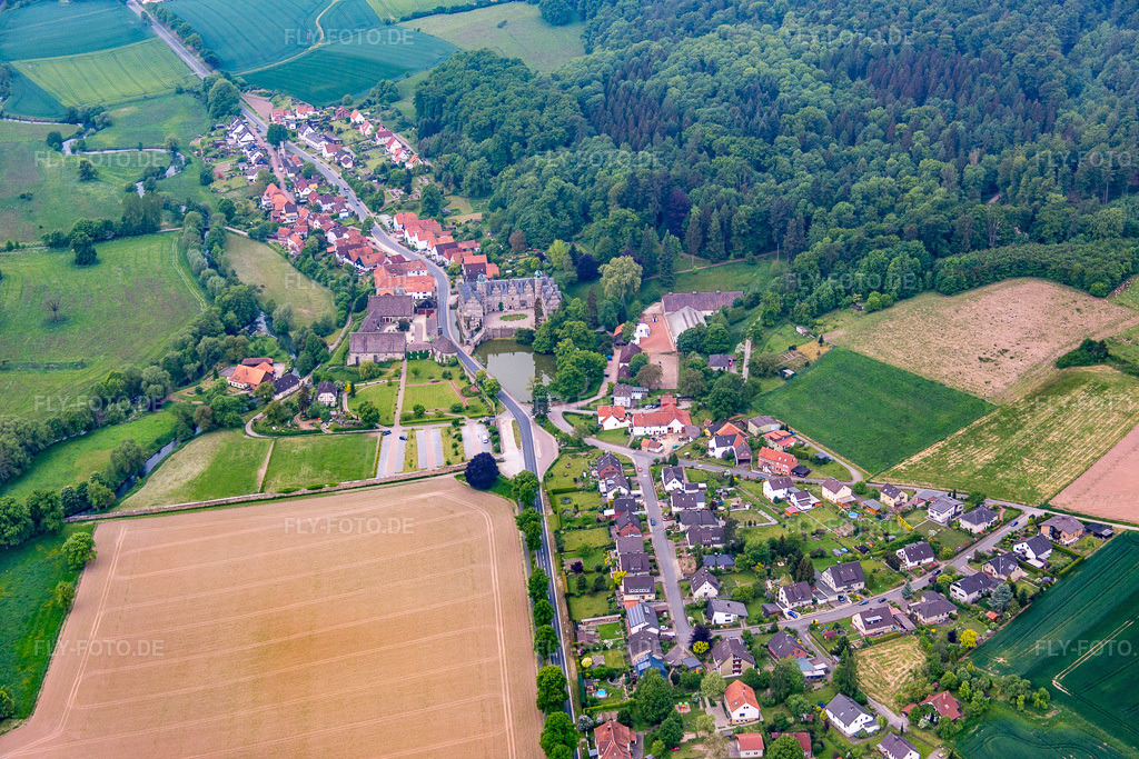 Luftbild: Schloss Hämelschenburg im Ortsteil Hämelschenburg in Emmerthal im Bundesland Niedersachsen in Deutschland. Foto: IMG_079458.jpg vom 24.05.2015 durch Werner Riehm/FLY-FOTO.deSchloss Hämelschenburg - Schloss und Rittergut