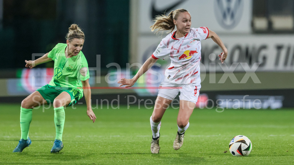 Fussball, Google Pixel Frauen-Bundesliga, VfL Wolfsburg - RB Leipzig | v.li.: Svenja Huth (VfL Wolfsburg, 10) und Lou-Ann Joly (RB Leipzig, 6) im Zweikampf, Duell, Dynamik, Aktion, Action, Spielszene, DIE DFB-RICHTLINIEN UNTERSAGEN JEGLICHE NUTZUNG VON FOTOS ALS SEQUENZBILDER UND/ODER VIDEOÄHNLICHE FOTOSTRECKEN. DFB REGULATIONS PROHIBIT ANY USE OF PHOTOGRAPHS AS IMAGE SEQUENCES AND/OR QUASI-VIDEO.