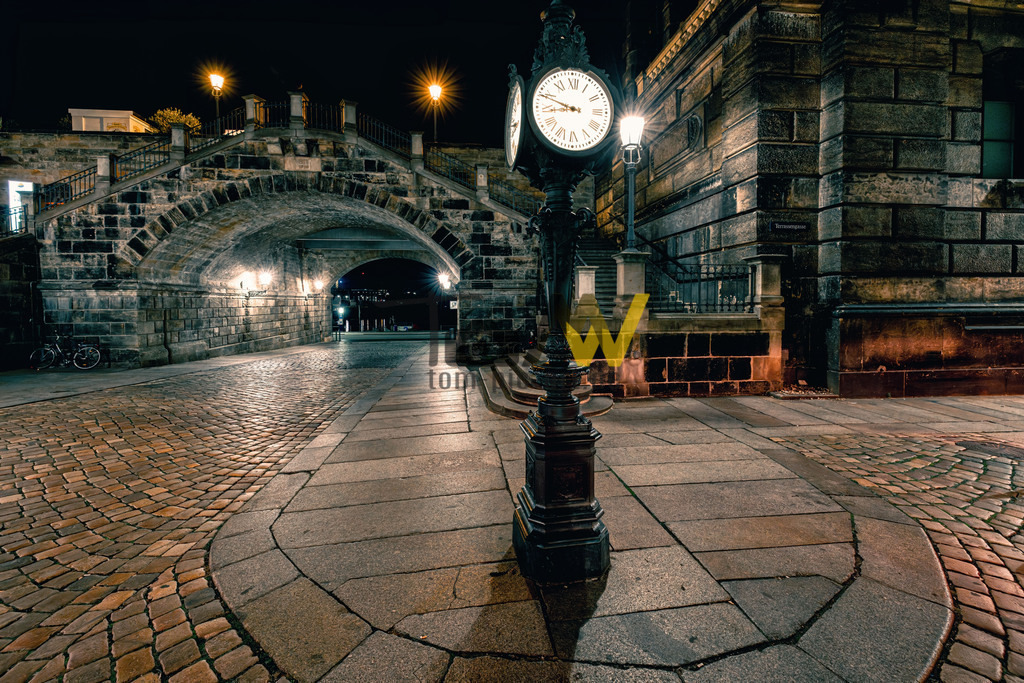 Die alte Münzgasse in Dresden bei Nacht-----Pflastersteine | Die Terassengasse zweigt von der Münzgasse ab , und bildet einen kleinen Platz. - Realisiert mit Pictrs.com