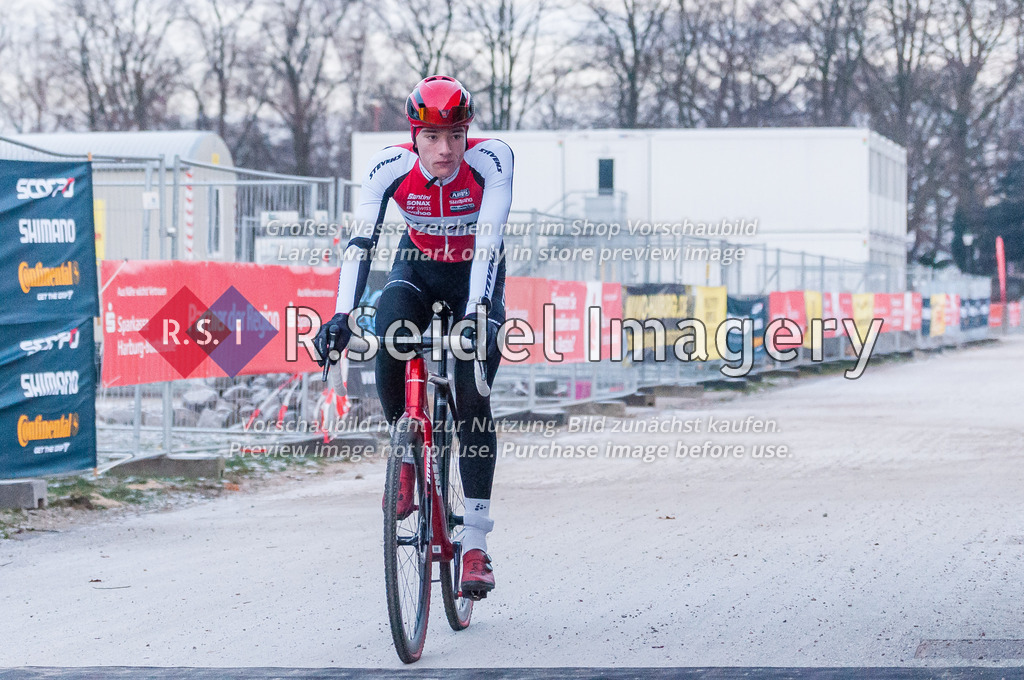 Radsport, 14. Lauf - Bikebeat Cyclo-Cross Bundesliga 2022/23 und 43. Harburger Weihnachtspreis im Stevens Cup 2022, Schwarzenbergplatz (Hamburg-Harburg), 18.12.2022 | Aus dem Rennen 6 / Männer Elite (Lizenzfahrer): 
Silas Kuschla (#21, STEVENS Racing Team U23)