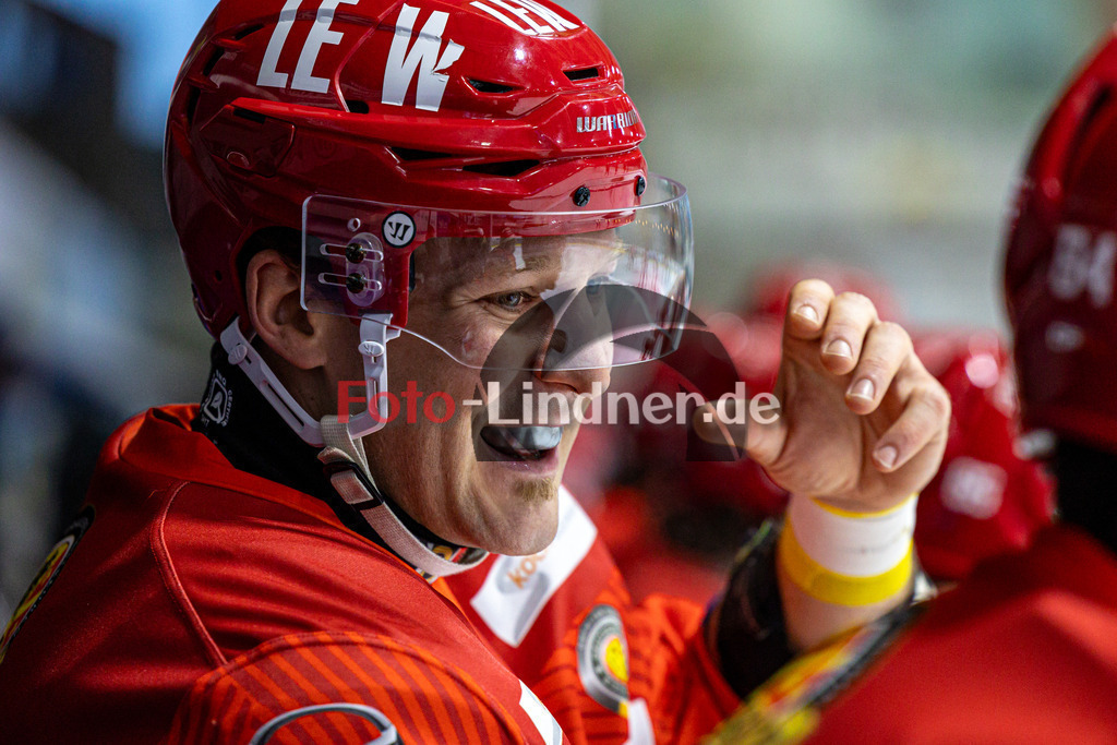 EC Peiting vs Deggendorfer SC | Eishockey Oberliga Süd 2023/2024, EC Peiting vs Deggendorfer SC, 20231230,
Andreas FEUERECKER (ECP 27) auf der Spielerbank,
2023-12-30 in Peiting (Eisstadion)
27 Andreas FEUERECKER (ECP 27)
Copyright: WolfgangxLindner foto-lindner.de