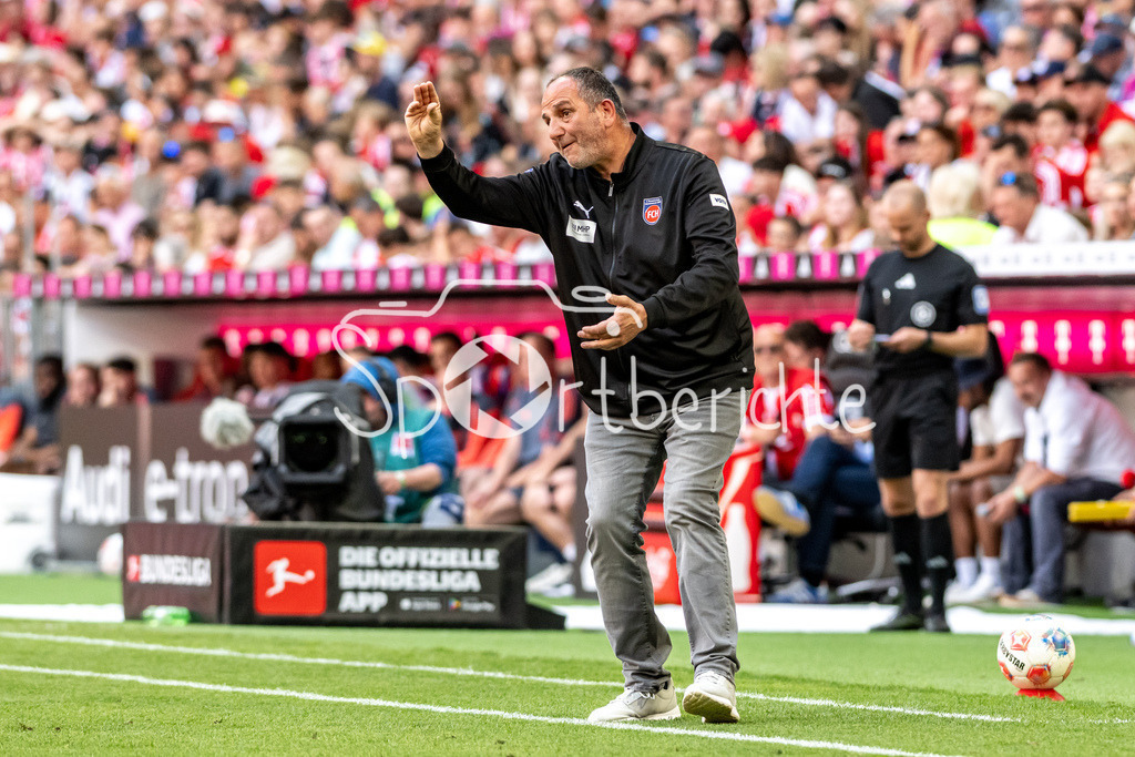 FC Bayern München - 1. FC Heidenheim | MUNICH, GERMANY - 02. MAI: im Bild  Frank SCHMIDT Trainer 1. FC Heidenheim / Einzelfoto / Freisteller während dem Bundesligamatch zwischen dem FC Bayern München und dem 1. FC Heidenheim am 32. Spieltag in der Allianz Arena / DFL REGULATIONS PROHIBIT ANY USE OF PHOTOGRAPHS AS IMAGE SEQUENCES AND/OR QUASI-VIDEO