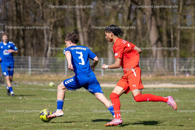 Fußball I Junioren I Saison 2025-2026 I DFB-Nachwuchsliga I 8. Spieltag I JFV Lübeck - 1. FC Magdeburg 53 | v.l. Henrik Jakob (3, 1. FC Magdeburg), Collins Biova Niemann (17, JFV Lübeck) - Realisiert mit Pictrs.com