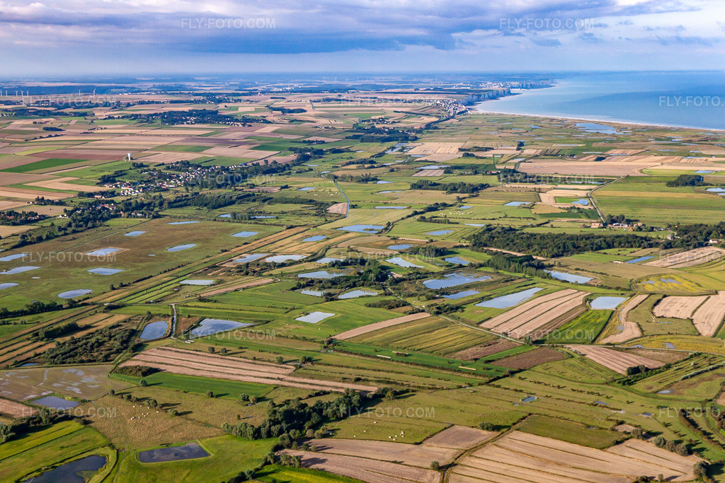 Aerial view: View of the town in Brutelles in the state Somme, France. – Photo: IMG_70977.jpg taken on 08/24/2014 by Werner Riehm/FLY-FOTO.com – Resolution of the original: 4752 x 3168 px