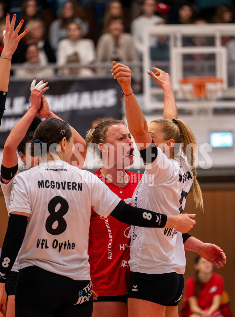 Volleyball I Frauen I Saison 2025-2026 I 2 Bundesliga Pro I 17. Spieltag VFL Oythe - VC Stralsund I 1548 | Jubel von Georgia McGovern (8,VFL Oythe),Malin Griesel (7,VFL Oythe) und Dominika Zoltanska (2,VFL Oythe) - Realisiert mit Pictrs.com
