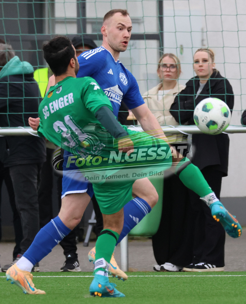 SC Enger - SV Enger-Westerenger | Auf dem Bild zu sehen: grün SC Enger: Jack Aygül ; blau SV Enger-Westerenger: Marlon MeyerSC Enger, SV Enger-Westerenger, Saison 25/26, Kreisliga A, Enger, Deutschland - Realisiert mit Pictrs.com