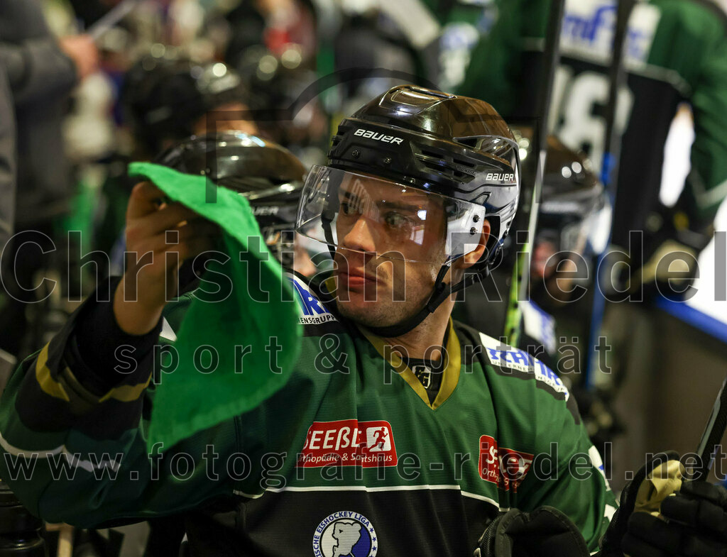 2023-01-22_102_Eishockey_TSV_Erding_gegen_ESC_Dorfen | Erding, Deutschland, 22.01.2023:
Eishockey, Bayernliga 2022 / 2023, 29. Spieltag, TSV Erding gegen ESC Dorfen, Endergebnis: 6:2

Mark Waldhausen (Erding Gladiators, #27)

Foto: Christian Riedel / fotografie-riedel.net