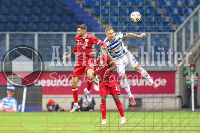 MSV Duisburg vs VfB Stuttgart II - 3. Liga | Duisburg, Deutschland, 02.08.25:   Eliot Bujupi (VfB Stuttgart II) und Alexander Hahn (MSV Duisburg) im Kampf um den Ball waehrend des Spiels der 3. Liga MSV Duisburg vs VfB Stuttgart II in der schauinsland-reisen-arena(Foto von Brauer-Fotoagentur / Adrian Schlueter)