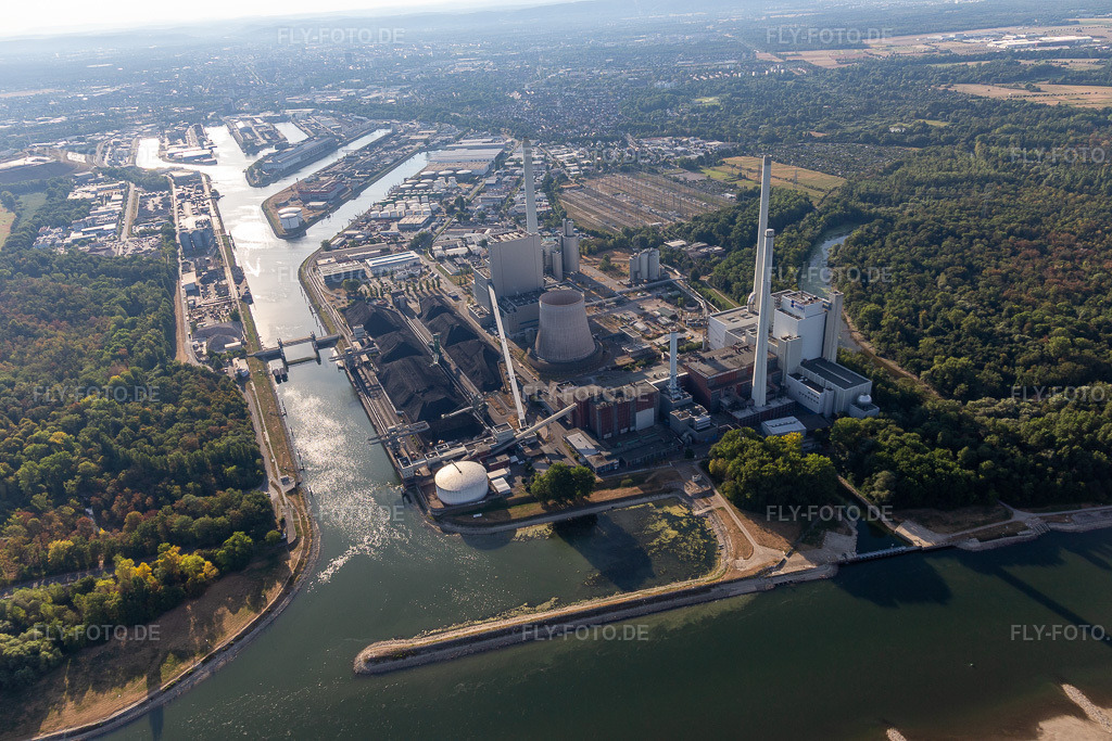 Luftbild: Rheinhafen Dampfkraftwerk der EnBW gedrosselt wegen Rhein-Niedrigwasser im Ortsteil Daxlanden in Karlsruhe im Bundesland Baden-Württemberg in Deutschland. Foto: IMG_133770.jpg vom 14.08.2022 durch Werner Riehm/FLY-FOTO.deIhr Energieanbieter für Strom, Gas und Elektromobilität | EnBW
