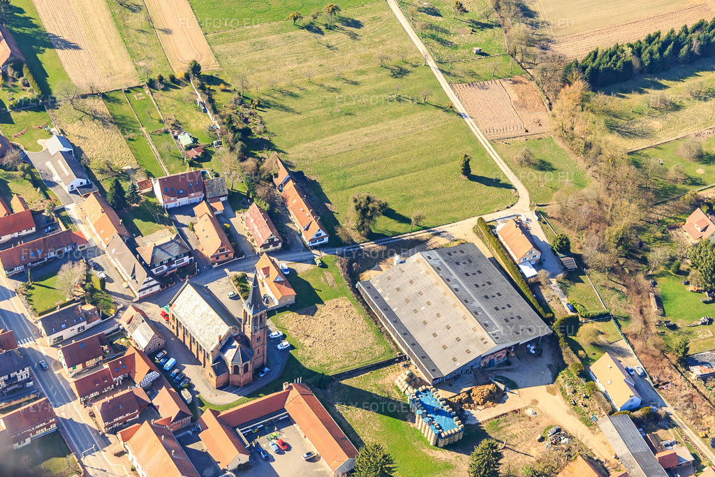 Vue aérienne: Église Saint-Jean au centre du village à Betschdorf dans le département Bas Rhin, France – .Photo: IMG_097451.jpg prise le 16/03/2017 par Werner Riehm/FLY-FOTO.eu – Résolution de l'original: 4432 x 2954 px