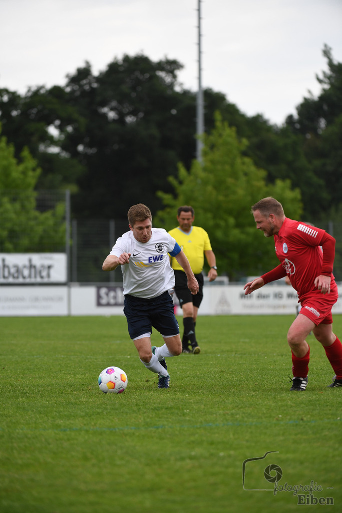 SV Brake Ü40-BW Bümmerstede (Ü40) | Kreispokal Finale Jade-Weser-Hunte Ü40; SV Brake Ü40 (rot)-BW Bümmerstede Ü40 (weiß) am 15.06.2025 in Rastede (Sportanlage Köttersweg), Photo: Philip Eiben 2025 - Realisiert mit Pictrs.com