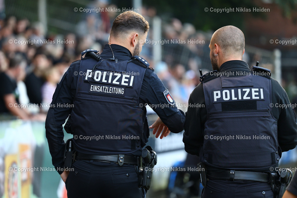 NH_Altona93_HamburgerSVU21_RegionalligaNord_19092025 | Polizei an der Adolf-Jäger-Kampfbahn.Fußball I Herren I Regionalliga Nord I Saison 2025-2026  I 10. Spieltag I Altona 93 - Hamburger SV U21 I 19.09.2025 I Adolf-Jäger-Kampfbahn