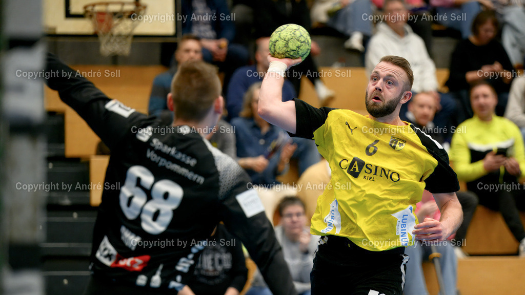 TSV Altenholz vs Stralsunder HV | Simon Seebeck (TSVA #6) vs Julian Ohm (Stralsund #68) / Handball 3. Liga Nord-Ost Männer 2025/2026 / TSV Altenholz vs Stralsunder HV / Edgar-Meschkat-Halle / Altenholz / 01.03.26 - Realisiert mit Pictrs.com