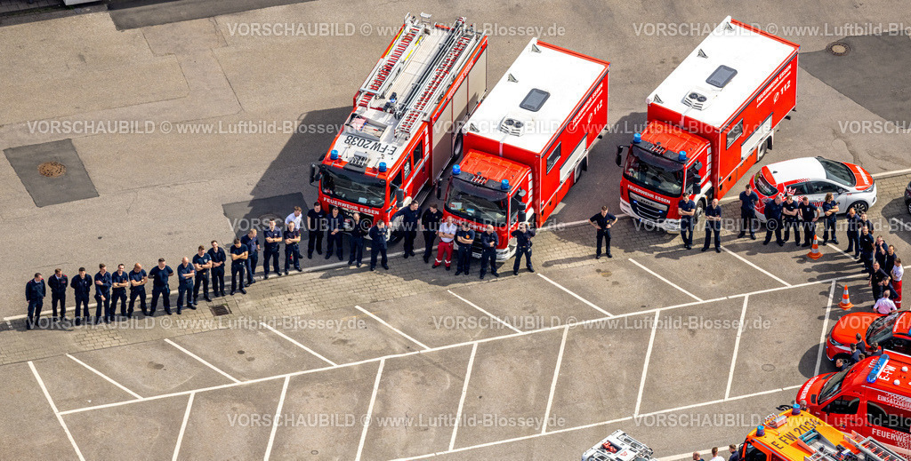 Essen240400633Feuerwehr | Luftbild, Hauptfeuerwehrwache der Berufsfeuerwehr Essen, Verabschiedung eines Feuerwehrmannes in den Ruhestand, Feuerwehrleute stehen zusammen mit Einsatzfahrzeugen, Feuerwehrautos, Essen, Ruhrgebiet, Nordrhein-Westfalen, Deutschland