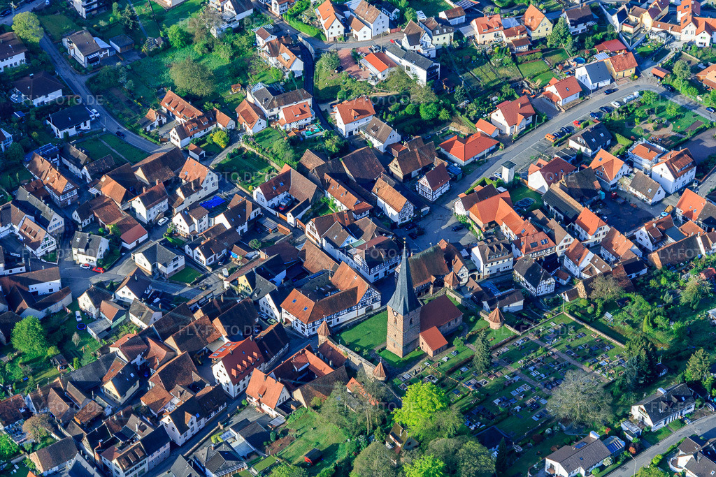 Luftbild: Friedhof Dörrenbach an der St. Martin Simultankirche in Dörrenbach im Bundesland Rheinland-Pfalz in Deutschland. – Foto: IMG_113778.jpg vom 29.04.2019 durch Werner Riehm/FLY-FOTO.de – Auflösung des Originals: 5141 x 3427 px – VG-BAD-BERGZABERN.DE – Dekanat Bad Bergzabern