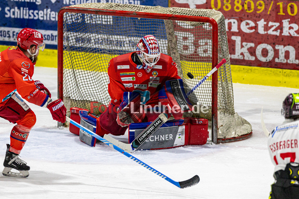 EC Peiting vs Deggendorfer SC | Eishockey Oberliga Süd 2023/2024, EC Peiting vs Deggendorfer SC, 20231230,
Tor Deggendorf,
2023-12-30 in Peiting (Eisstadion)
30 Konrad FIEDLER (ECP Goali 30), 28 Fabian WEYRICH (ECP 28)
Copyright: WolfgangxLindner foto-lindner.de
