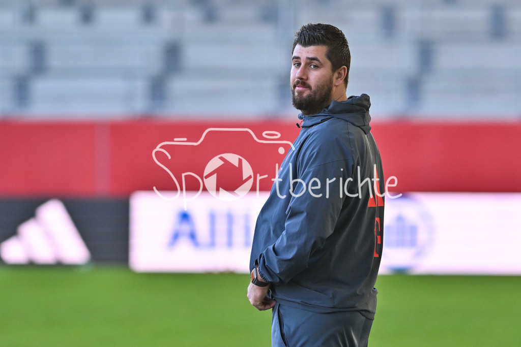 FC Bayern München U19 - Sporting Lissabon U19 | MUNICH, GERMANY - 09. DECEMBER: im Bild Peter GAYDAROV Trainer FC Bayern München U19 / Einzelfoto / Freisteller während dem Match zwischen der U19 des FC Bayern München und der U19 von Sporting Lissabon am 6. Spieltag der UEFA Youth League Ligaphase am FC Bayern Campus