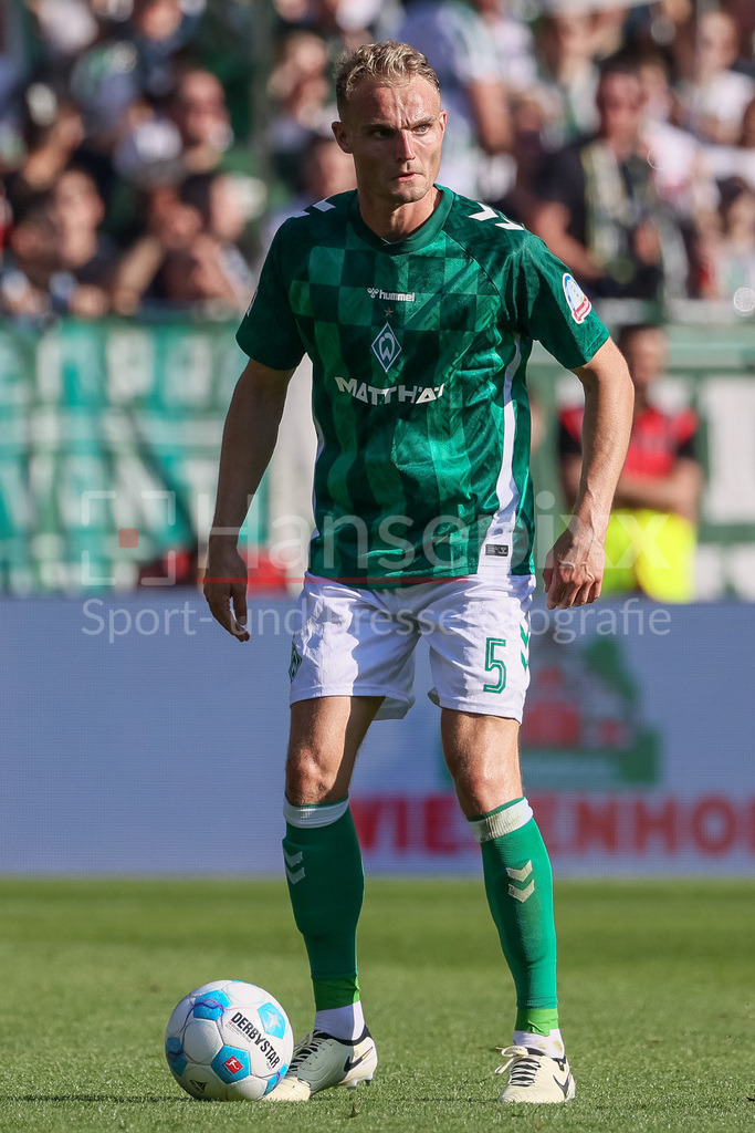 Fussball, Bundesliga, SV Werder Bremen - FC Bayern München | v.li.: Amos Pieper (SV Werder Bremen, 5) am Ball, Freisteller, Einzelbild, Ganzkörper, Aktion, Action, Spielszene, DIE DFL-RICHTLINIEN UNTERSAGEN JEGLICHE NUTZUNG VON FOTOS ALS SEQUENZBILDER UND/ODER VIDEOÄHNLICHE FOTOSTRECKEN. DFL REGULATIONS PROHIBIT ANY USE OF PHOTOGRAPHS AS IMAGE SEQUENCES AND/OR QUASI-VIDEO.