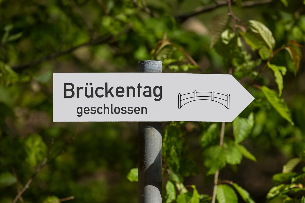 Brückentag geschlossen Bild | (Fotomontage) Schild im Wald mit hinzugefügtem Text BRÜCKENTAG GESCHLOSSEN - Realisiert mit Pictrs.com