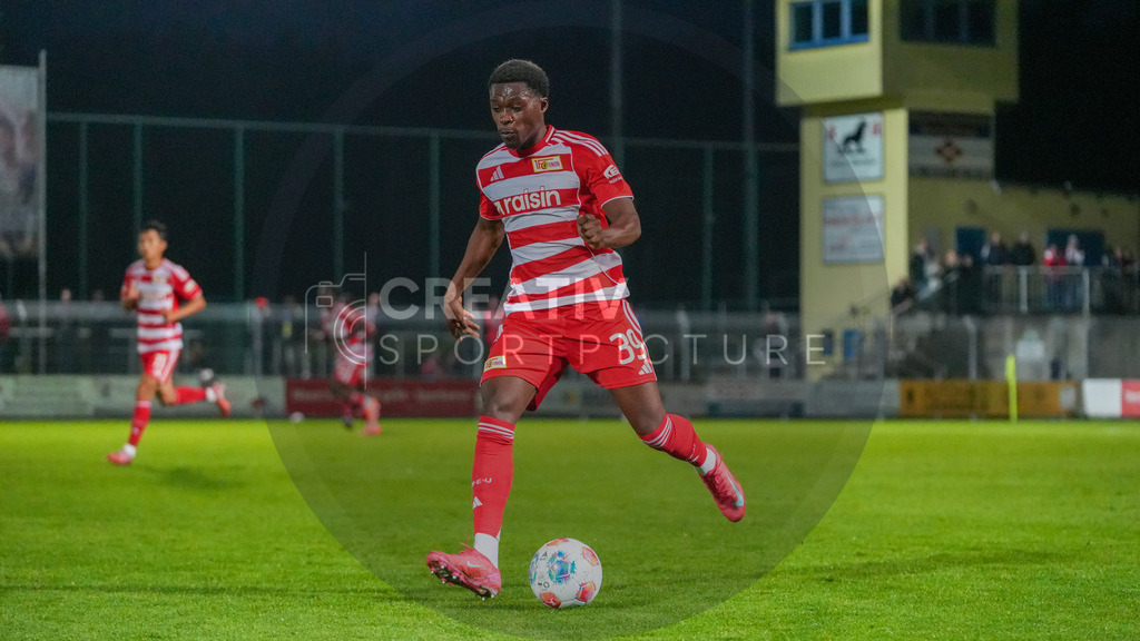 Fußball, Herren, Saison 2025/2026, Testspiel, Freundschaftsspiel, FSV 63 Luckenwalde vs. 1.FC Union Berlin, Mittwoch 08.10.2025, Werner-Seelenbinder-Stadion Luckenwalde, | Fußball, Herren, Saison 2025/2026, Testspiel, Freundschaftsspiel, FSV 63 Luckenwalde vs. 1.FC Union Berlin, Mittwoch 08.10.2025, Werner-Seelenbinder-Stadion Luckenwalde, Im Bild: Derrick Köhn (Union) - Realisiert mit Pictrs.com