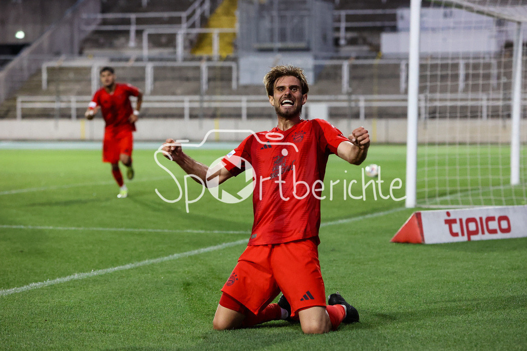 FC Bayern Amateure - SpVgg Bayreuth | Grenzenloser Jubel nach dem Treffer zum 4-2 durch Emirhan DEMIRCAN (FCB #11) / Freude / Happy / Tor / Torschuezte / Luca DENK (FCB #6)