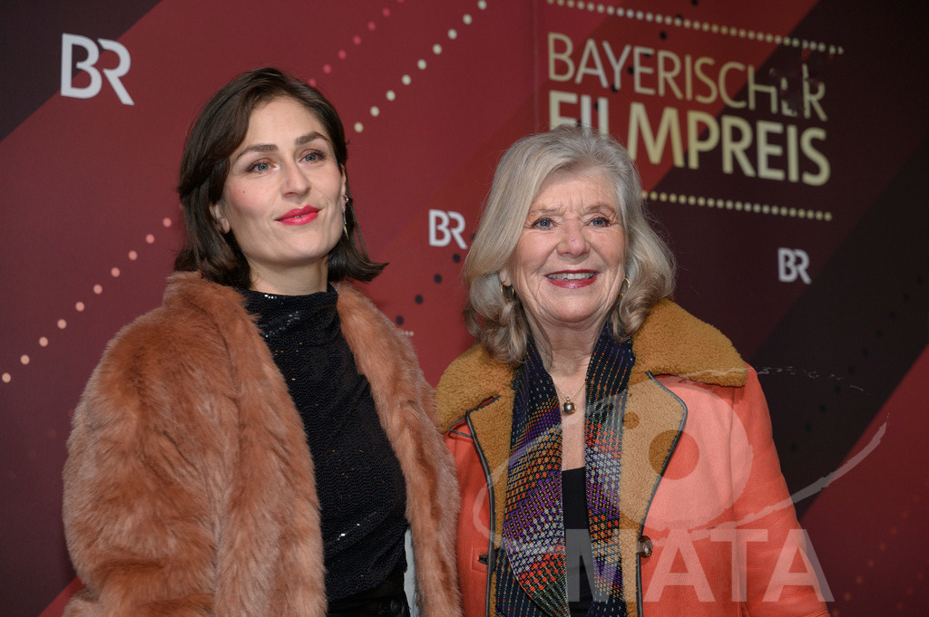 _DWI4904 | Florentina Taut und Jutta Speidel bei der Verleihung des 47. Bayerischen Filmpreises 2026  im Prinzregententheater. München, Deutschland. Der Bayerische Filmpreis wird seit 1979 von der Bayerischen Staatsregierung verliehen, um die Bedeutung des Kinofilms als Kulturgut herauszustellen - Realisiert mit Pictrs.com