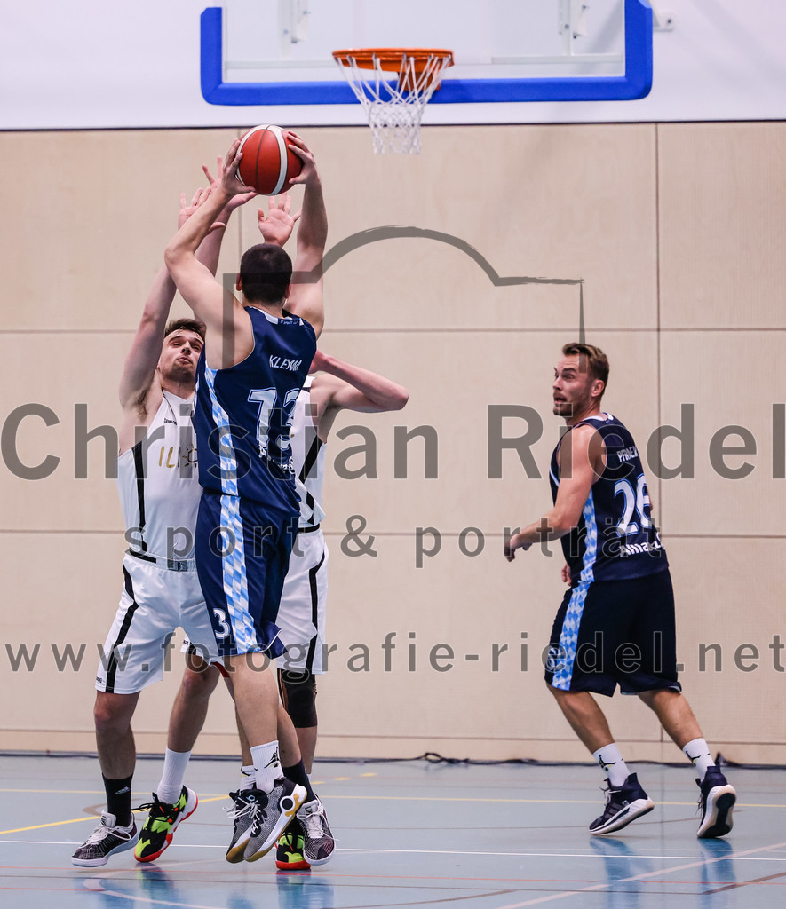 2022-04-03_097_TSV_Vaterstetten_gegen_SV_Weissblau-Allianz_Muenchen | Vaterstetten, Deutschland, 03.04.2022:
Basketball, Bezirksoberliga Herren 2021 / 2022, 14. Spieltag, TSV Vaterstetten gegen SV Weißblau-Allianz München, Endergebnis: 86:54

Finn Liebig (TSV Vaterstetten, #11), Peter Fabian Klemm (SV Weißblau-Allianz München, #13), Rene Pferner (SV Weißblau-Allianz München, #26)

Foto: Christian Riedel / fotografie-riedel.net