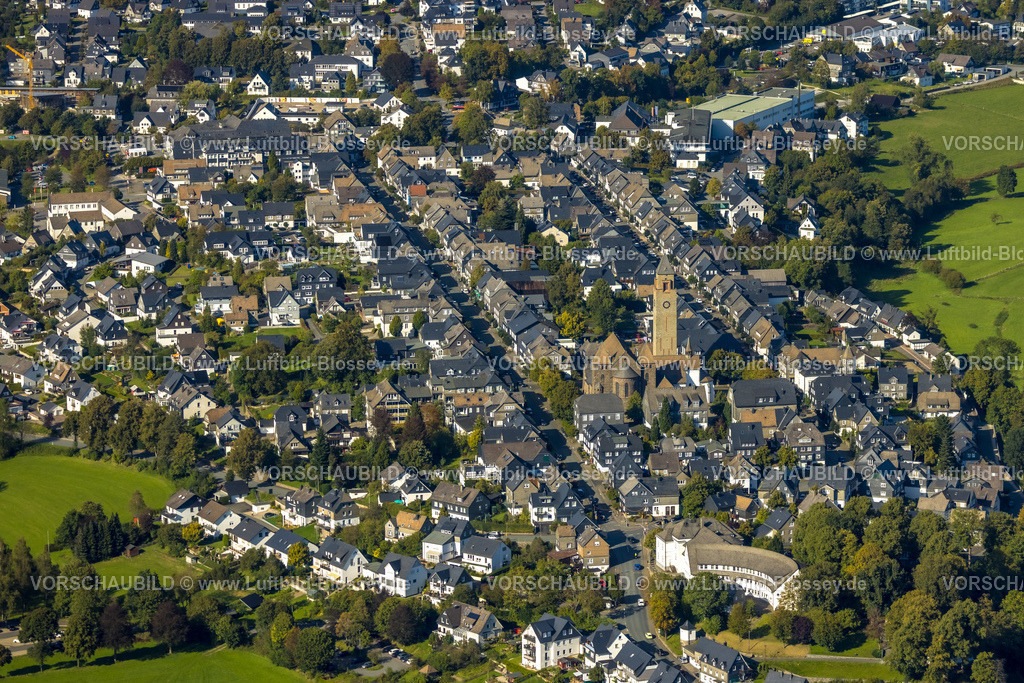Schmallenberg230910984 | Luftbild, Ortsansicht Wohngebiet Oststraße und Weststraße mit kath. St.-Alexander-Kirche, halbrundes Rathaus mit Bürgerbüro, Schmallenberg, Sauerland, Nordrhein-Westfalen, Deutschland