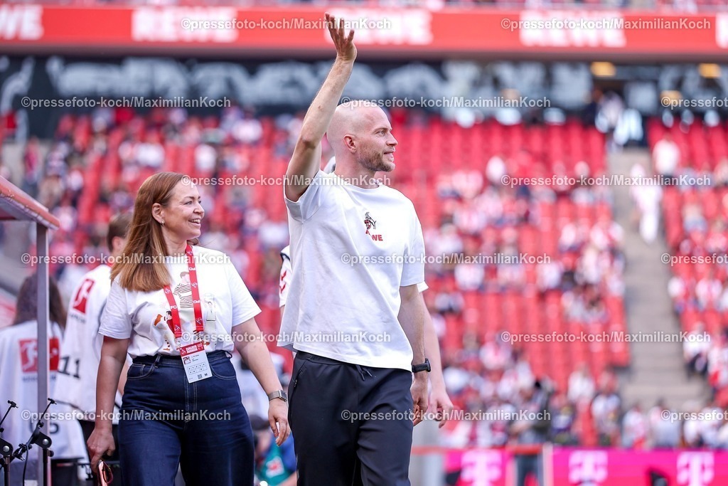 1FC10052601005 | 10.05.2026, Fußball, 1. FC Köln - 1. FC Heidenheim, 1. Fußball Bundesliga Herren, 33. Spieltag, RheinEnergie-STADION, Saison 2025 / 2026: Cheftrainer Rene Wagner (1FC Koeln #hc)  winkend zufreiden glücklich, DFB regulations prohibit any use of photographs as image sequences and or quasi-video.
