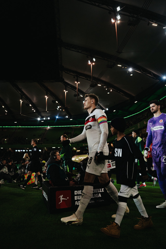 HEV06343 | Der offizielle Shop für FC St. Pauli Fotos. Wähle aus Spielszenen & Fanmomenten dein FCSP Wunschformat. Wir liefern Millerntor-Atmosphäre.