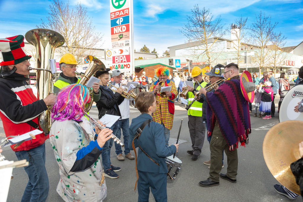 Umzug2025-134_9775 | Fotostrecke: FASCHINGSUMZUG 2025 in Loosdorf. 22 Masken(gruppen)-Teilnehmer: Loosdorfer Vereine, Wirtschaftstreibende, Gemeindeabordnungen sowie Kreditinstitute. rund 700 Besucher entlang der Hauptstrasse. Veranstaltungs-Sicherung durch Mannschaft der FF-Loosdorf mit schwerem Gerät. Maskenprämierung am EKZ-Platz durch Bgm. Thomas Vasku in den Kategorien: Bester Festwagen (Fa. gkonzept-Groissenberger; Beste Personengruppe-ASK-Loosdorf; Beste Einzelperson; Weiteste Anreise-FF Schollach;