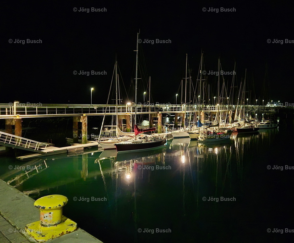 Segler Marina Südhafen Helgoland bei Nacht | Dieser Shop bietet Fotos und Videos aus den Bereichen Fallschirmspringen, Landschaft und Luftbild - Realisiert mit Pictrs.com