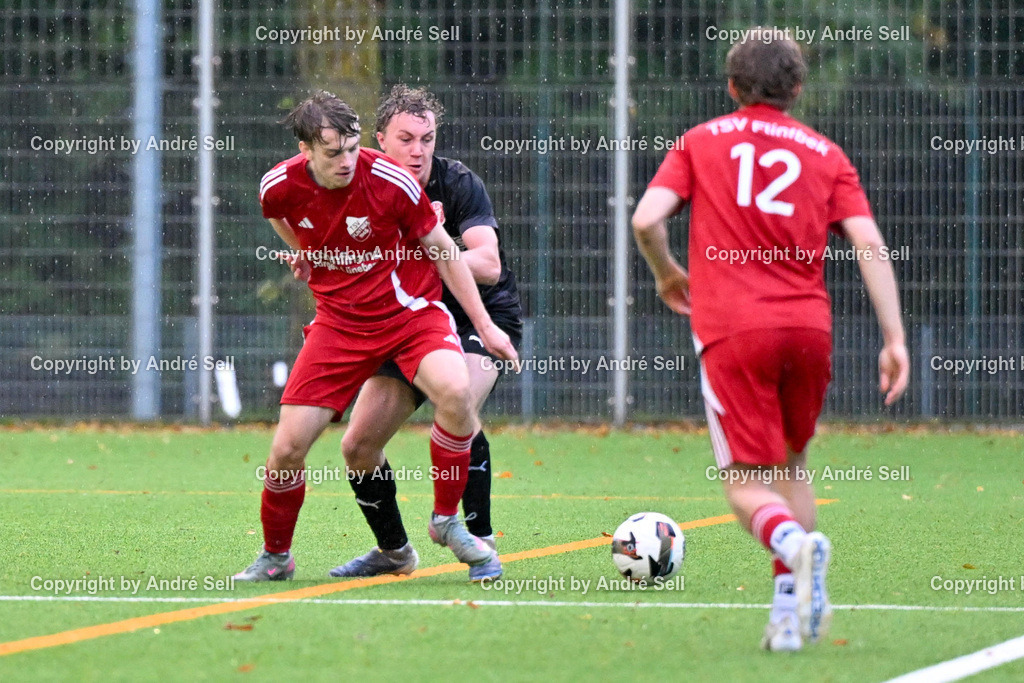 FC Kilia Kiel II vs TSV Flintbek | Kjell Ullrich (Kilia #3) vs Nils Tietgen (Flintbek #13) &amp; Christoph Rober (Flintbek #12) / Fußball-Verbandsliga Ost Männer 2026/2027 / FC Kilia Kiel II vs TSV Flintbek / Kilia Sportplatz / Kiel / 10.10.26 - Realisiert mit Pictrs.com