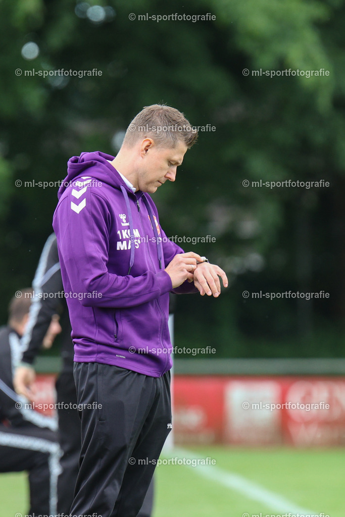 IMG_8046 | Paul Kujawski (Trainer, SV Eichede) schaut auf die Uhr - Realisiert mit Pictrs.com