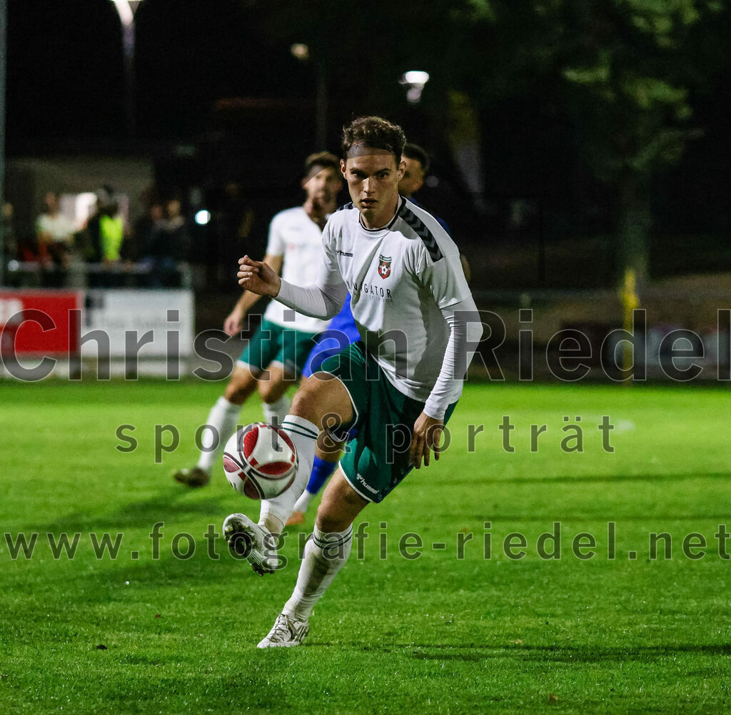 2023-10-13_050_FC_Schwaig_gegen_TSV_Ampfing | Oberding, Deutschland, 13.10.2023:
Fußball, Landesliga Südost 2023 / 2024, 16. Spieltag, FC Schwaig gegen TSV Ampfing, Endergebnis: 3:2

Vincent Sommer (FC Schwaig, #10)

Foto: Christian Riedel / fotografie-riedel.net