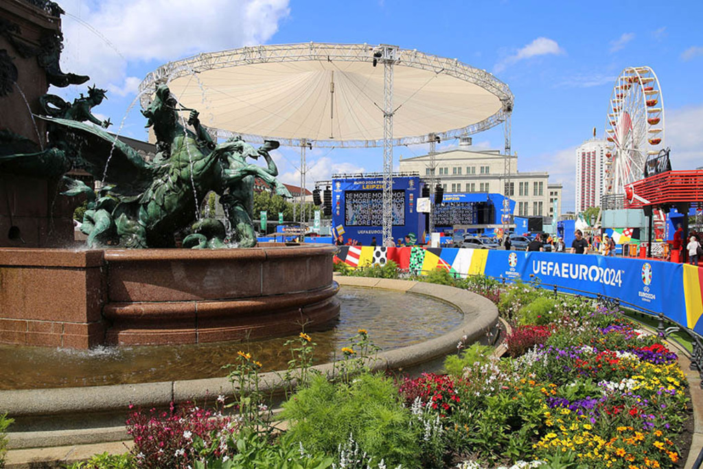 UEFA EURO 2024 in Leipzig - Fan Zone auf dem Augustusplatz | Entdecke über 20 Kategorien Leipzig-Motive: Foto-Downloads, hochwertige Poster, Leinwand- & Fine-Art-Prints. Jetzt Lieblingsfoto im Bildlexikon Leipzig Shop bestellen!