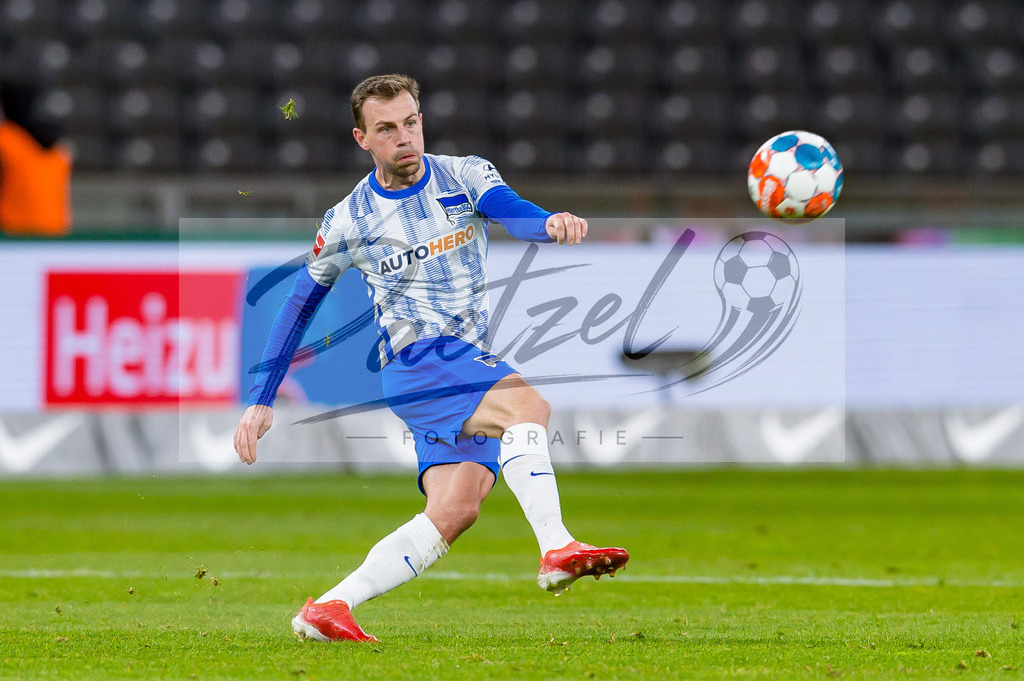 HERBOC20220204_226 | Fussball, Herren: Vladimir Darida (Hertha BSC) in Aktion, am Ball, Einzelaktion bei dem Spiel der 1. Bundesliga zwischen Hertha BSC und VfL Bochum im Olypiastadion am 04.02.2022 in Berlin, Deutschland.DFB / DFL REGULATIONS PROHIBIT ANY USE OF PHOTOGRAPHS AS IMAGE SEQUENCES AND/OR QUASI-VIDEO. - Realisiert mit Pictrs.com