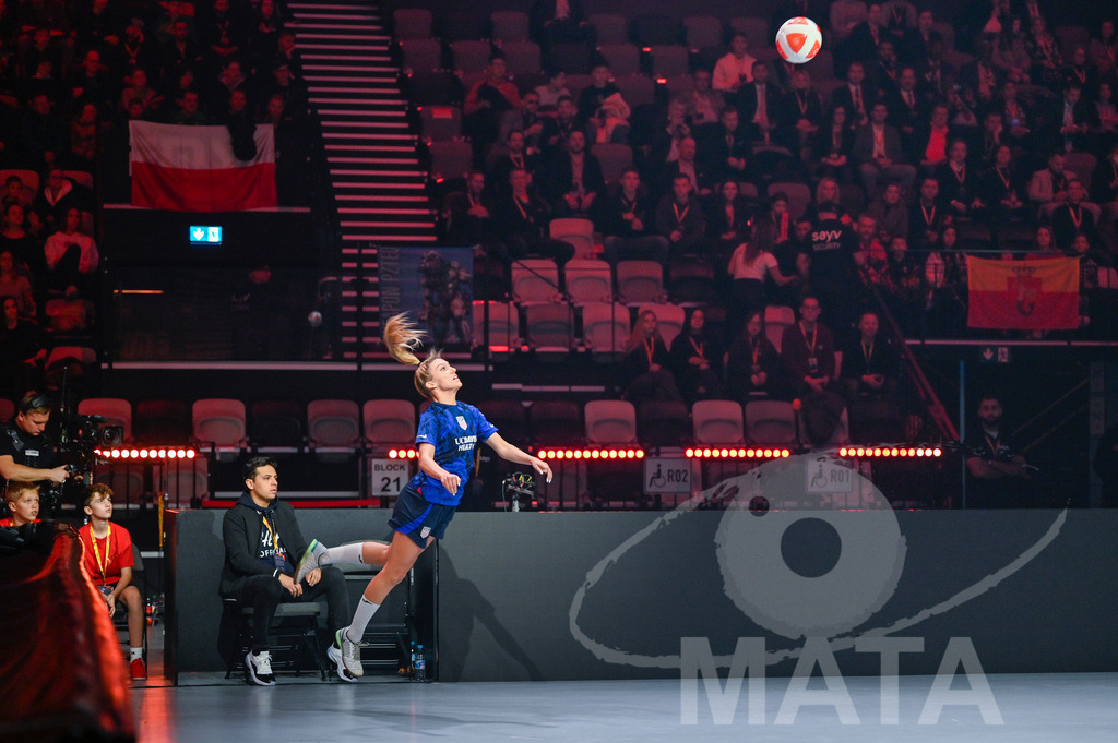 _DWI5821 | Carolyn Greco (USA) beim Frauen- Single Ungarn vs. USA bei der Teqball Weltmeisterschaft 2022 in der Kia Metropole Arena. Nürnberg, 27.11.2022 - Realisiert mit Pictrs.com