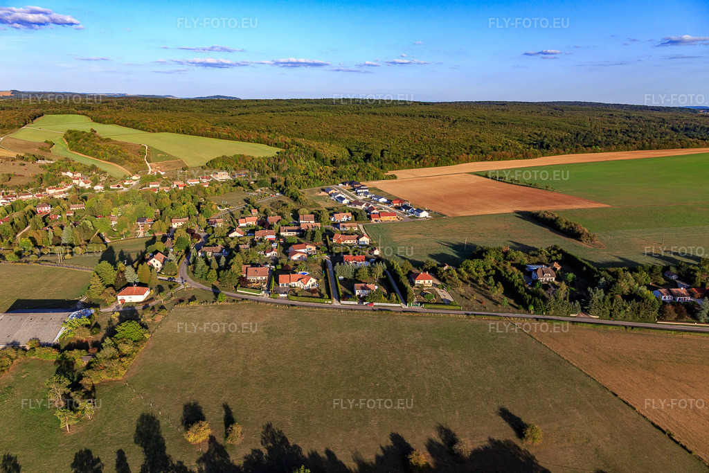 Vue aérienne: Vue de la ville depuis l'ouest à Rollainville dans le département Vosges, France – .Photo: IMG_118282.jpg prise le 15/09/2019 par Werner Riehm/FLY-FOTO.eu – Résolution de l'original: 5472 x 3648 px