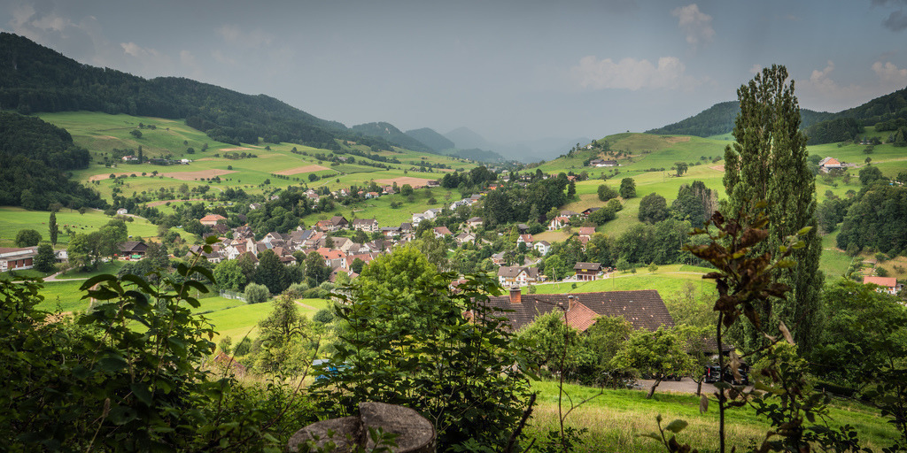 Aufkommendes Gewitter. Blick auf Seewen (SO) | Schöne Fotografien aus der Stadt und der Natur zum bestellen oder selber hochladen. Druck auf Foto, Postkarte, Kalender, FineArt Hahnemühle, Alu-Dibond , Akustikbilder zur Absorption von Schall und Lärm etc. - Realisiert mit Pictrs.com