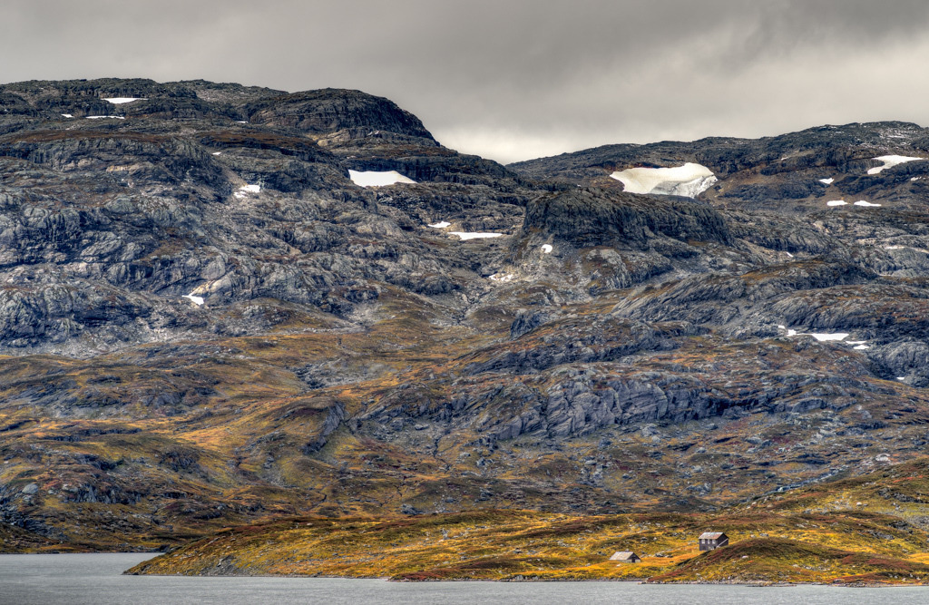 Alte Farm im Haukelifjellet | Der engagierte Straßenbau in Norwegen erlaubt uns, komfortabel in abgelegene, früher kaum erreichbare Bergregionen vorzudringen und einen kleinen Einblick in die schwere Zeit des letzten Jahrhunderts zu erhalten, als die Menschen unter widrigen Bedingungen Land- und Viehwirtschaft betrieben. - Realisiert mit Pictrs.com