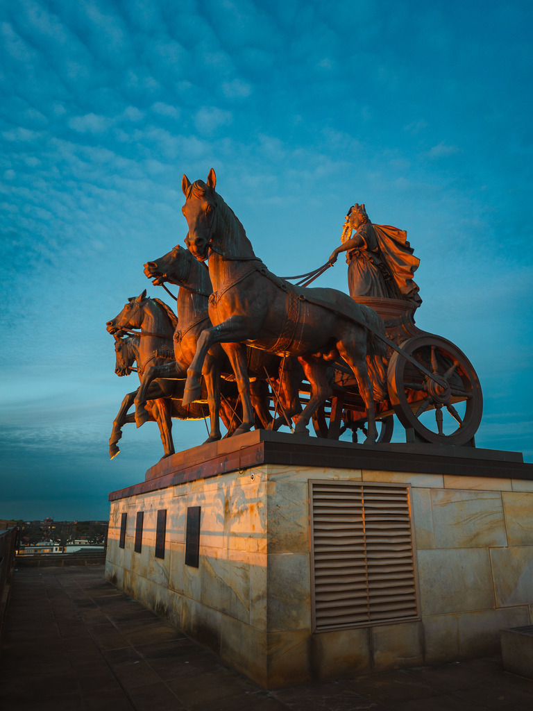 Residenzschloss | Entdecke exklusive Fotokunst aus Braunschweig: Bildband, Leinwände, Postkarten, Kalender, digitale Downloads & Bildlizenzen. Jetzt im offiziellen Beautiful Braunschweig Shop! - Realisiert mit Pictrs.com
