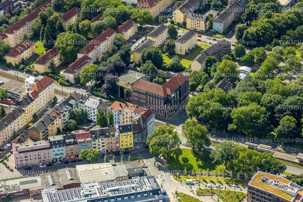 Dortmund240700084 | Luftbild, e-port-Dortmund, Bürogebäude und Kompetenzzentrum für Logistik und Informationstechnologie, Mallinckrodtstraße, Wohngebiet und Wohnhäuser mit farbiger Fassade an der Lagerhausstraße, grüne Bäume, Hafen, Dortmund, Ruhrgebiet, Nordrhein-Westfalen, Deutschland