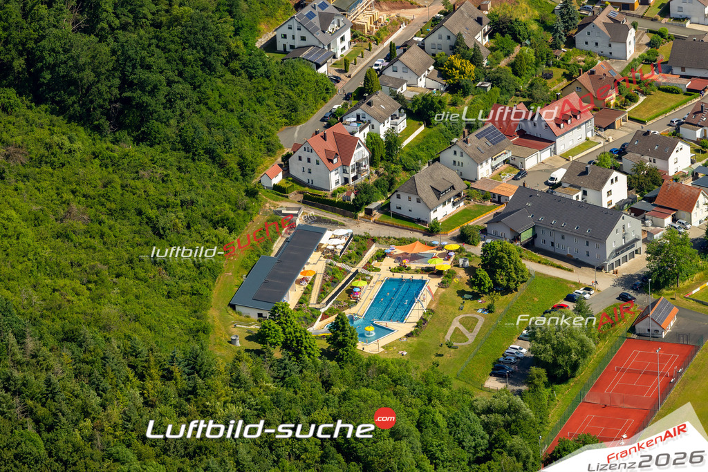 Das Luftbild zeigt : Freibad Aschbach Schlüsselfeld - Die Luftaufnahme wurde 2023 vom UL-Flugzeug aus erstellt ( keine Drohne ) - Hochauflösende Luftaufnahme - Für grossformatige Ausdrucke geeignet. Die Geschenkidee !Mit Lizenz und Bildrechte bestellbar