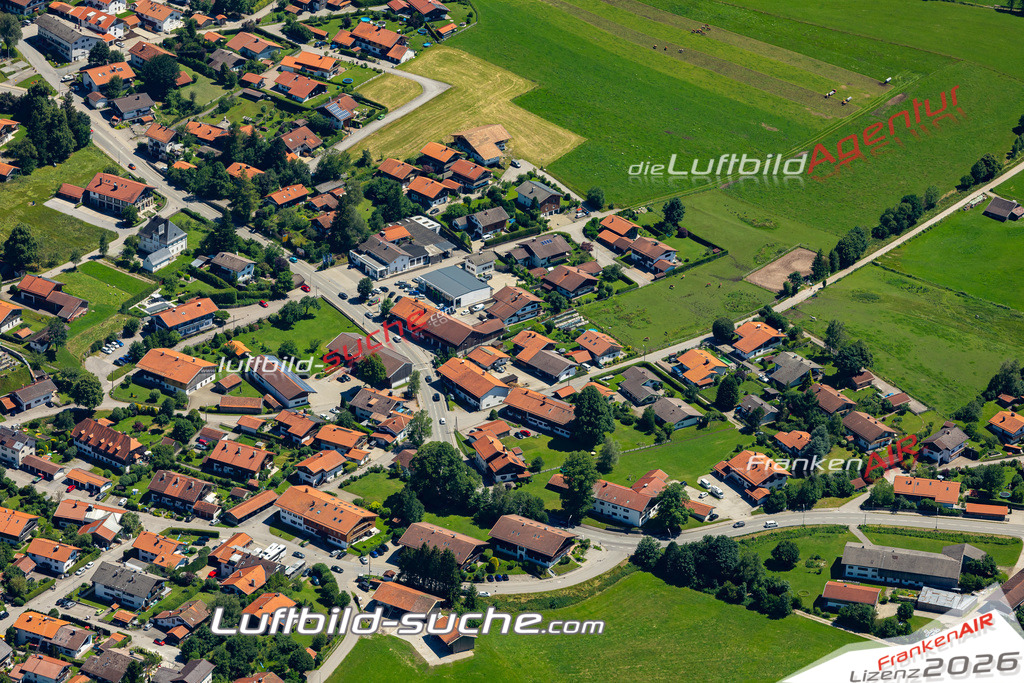 Aktuelles Luftbild von  Waakirchen - Die Luftaufnahme wurde 2022 mittels UL-Flugzeug erstellt ( keine Drohne ) - hochauflösende Kamera-Systeme von  Canon -Beste Qualität - Für grossformatige Ausdrucke geeignet. Die Geschenkidee !
