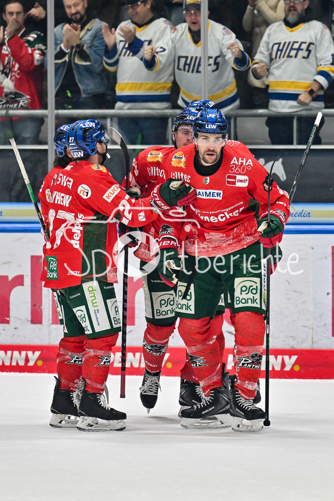 Augsburger Panther - Straubing Tigers | Augsburg, DEUTSCHLAND - 14. NOVEMBER: Jubel der Panther nach dem Treffer zum 1-2 durch Alexandre GRENIER (Augsburger Panther 82) / Tor / Torschuetze / Freude / Happy / beim Ligaspiel zwischen den Augsburger Panthern und den Straubing Tigers am 18. Spieltag der Penny DEL im Curt Frenzel Stadion am 14.11.2025