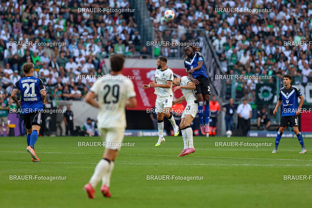 Borussia Mönchengladbach vs Hamburger SV - Bundesliga  | Mönchengladbach, Deutschland, 24.08.25:   Franck Honorat (Borussia Mönchengladbach), Haris Tabakovic (Borussia Mönchengladbach) und Jordan Torunarigha (Hamburger SV) im Kampf um den Ball waehrend des Spiels der Bundesliga zwischen Borussia Mönchengladbach vs Hamburger SV im Stadion im Borussia Park(Foto von Brauer-Fotoagentur / Adrian Schlueter)