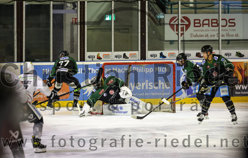 2022-11-04_011_Eishockey_TSV_Erding_gegen_TSV_Peissenberg | Erding, Deutschland, 04.11.2022:
Eishockey, Bayernliga 2022 / 2023, 10. Spieltag, TSV Erding gegen TSV Peißenberg, Endergebnis: 4:3

Philipp Michl (Erding Gladiators, #77), Torwart Christoph Schedlbauer (Erding Gladiators, #31), Erik Modlmayr (Erding Gladiators, #21), Mark Waldhausen (Erding Gladiators, #27)

Foto: Christian Riedel / fotografie-riedel.net