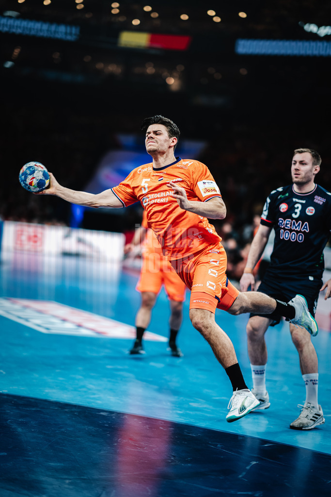 Handball | Herren | EHF EURO 2024 | European Championshop Men 2024 Final Tournament | Norwegen vs. Niederlande | 19.01.2024 | Rutger Ten Velde (#5, Holland, NED) springt ab zum Wurf