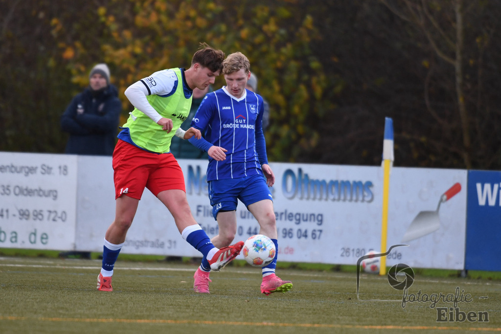 FC Rastede-FC Nordenham | Herren Bezirksliga 2; FC Rastede (blau)-FC Nordenham (gelbe Leibechen) am 16.11.2025 in Rastede (Sportanlage Köttersweg), Photo: Philip Eiben 2025 - Realisiert mit Pictrs.com